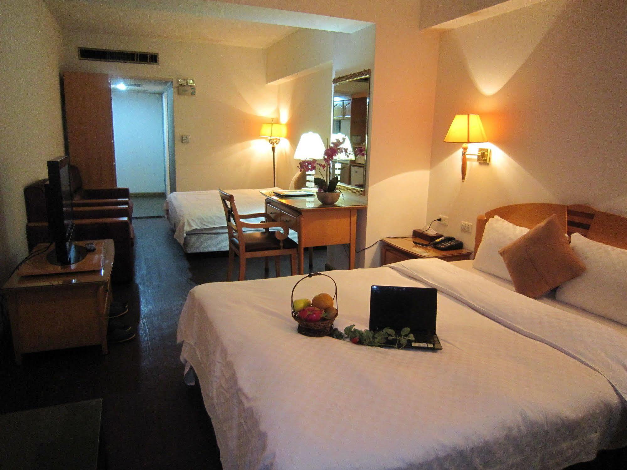 Berkeley Business Hotel Zhongzheng Хсинчу Сити Екстериор снимка