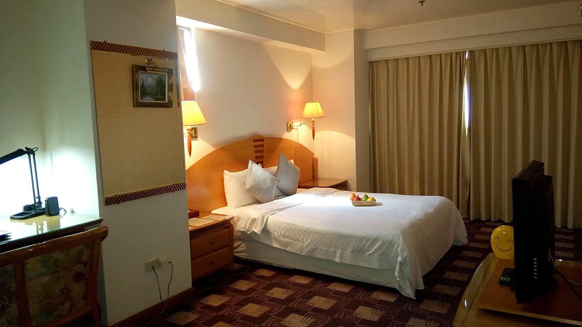 Berkeley Business Hotel Zhongzheng Хсинчу Сити Екстериор снимка