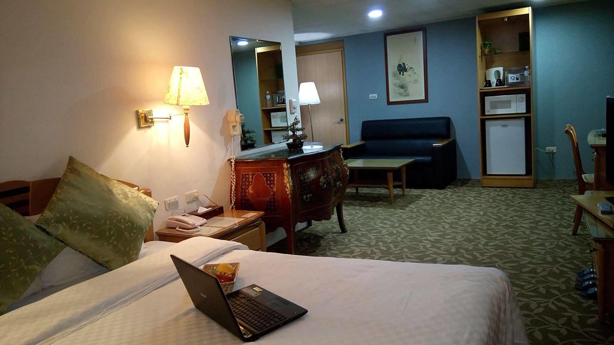 Berkeley Business Hotel Zhongzheng Хсинчу Сити Екстериор снимка