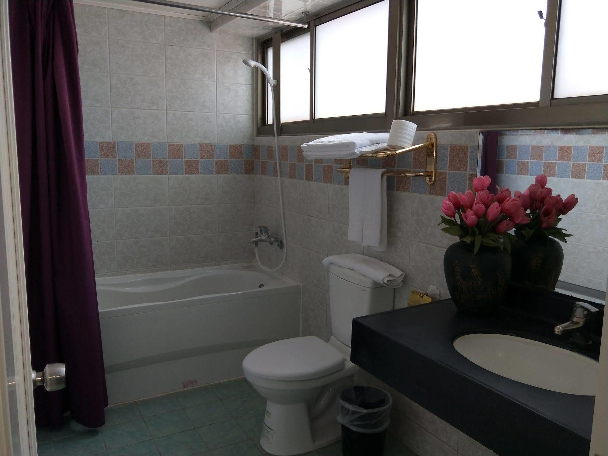Berkeley Business Hotel Zhongzheng Хсинчу Сити Екстериор снимка