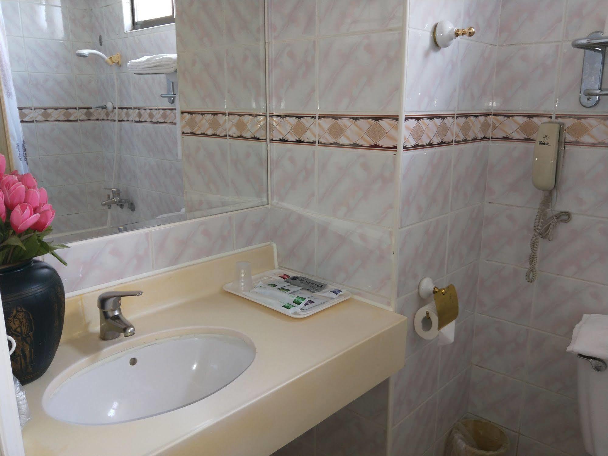 Berkeley Business Hotel Zhongzheng Хсинчу Сити Екстериор снимка