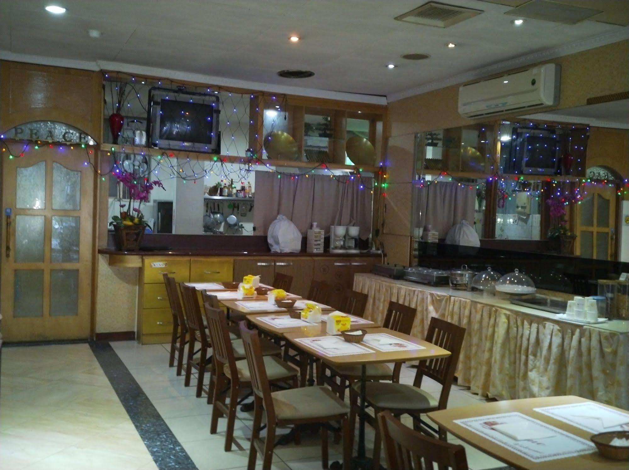 Berkeley Business Hotel Zhongzheng Хсинчу Сити Екстериор снимка