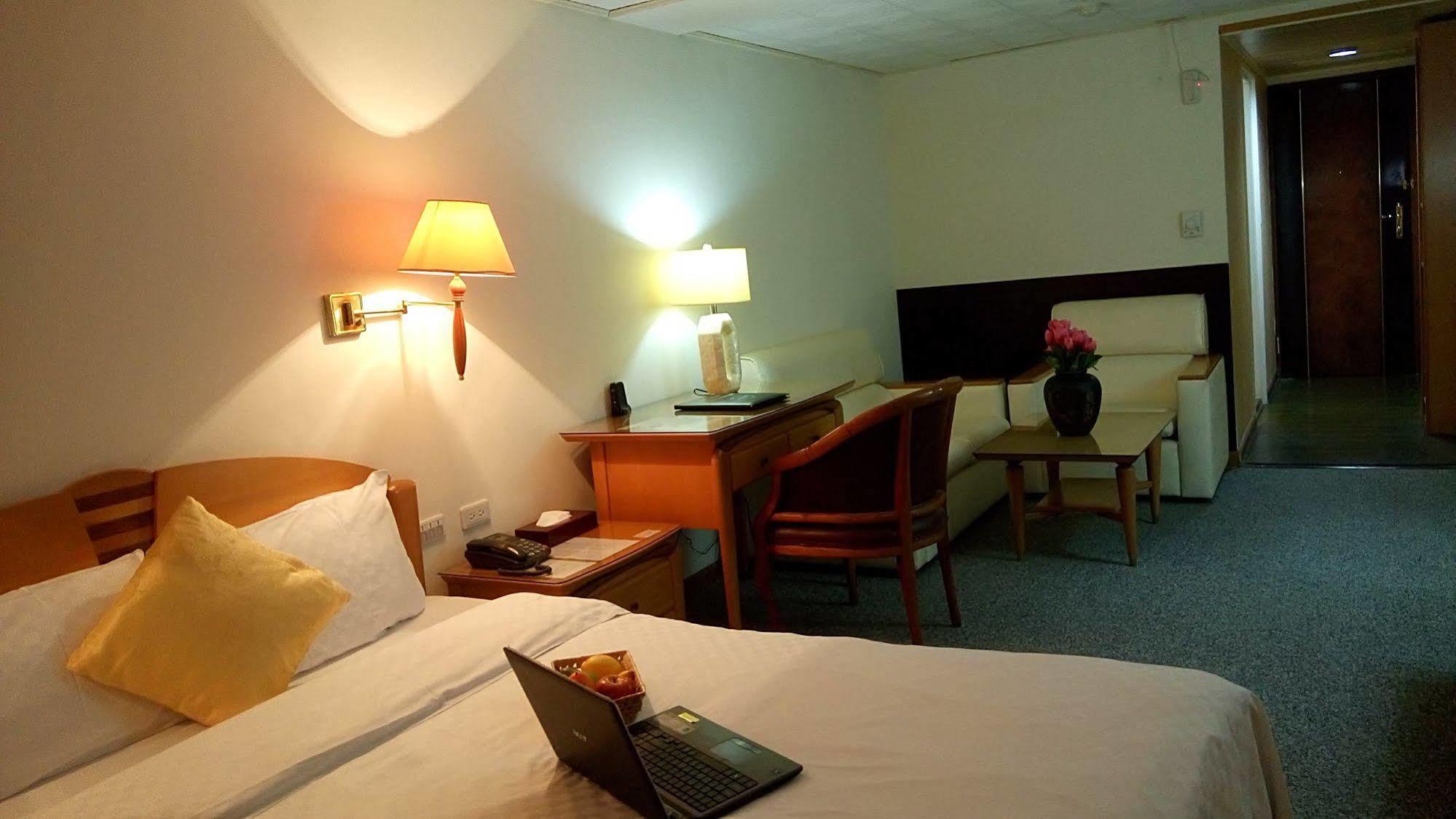 Berkeley Business Hotel Zhongzheng Хсинчу Сити Екстериор снимка