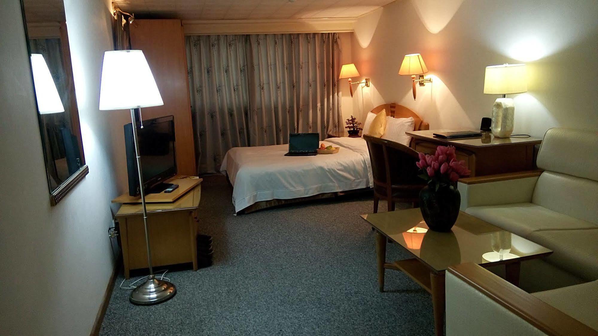 Berkeley Business Hotel Zhongzheng Хсинчу Сити Екстериор снимка