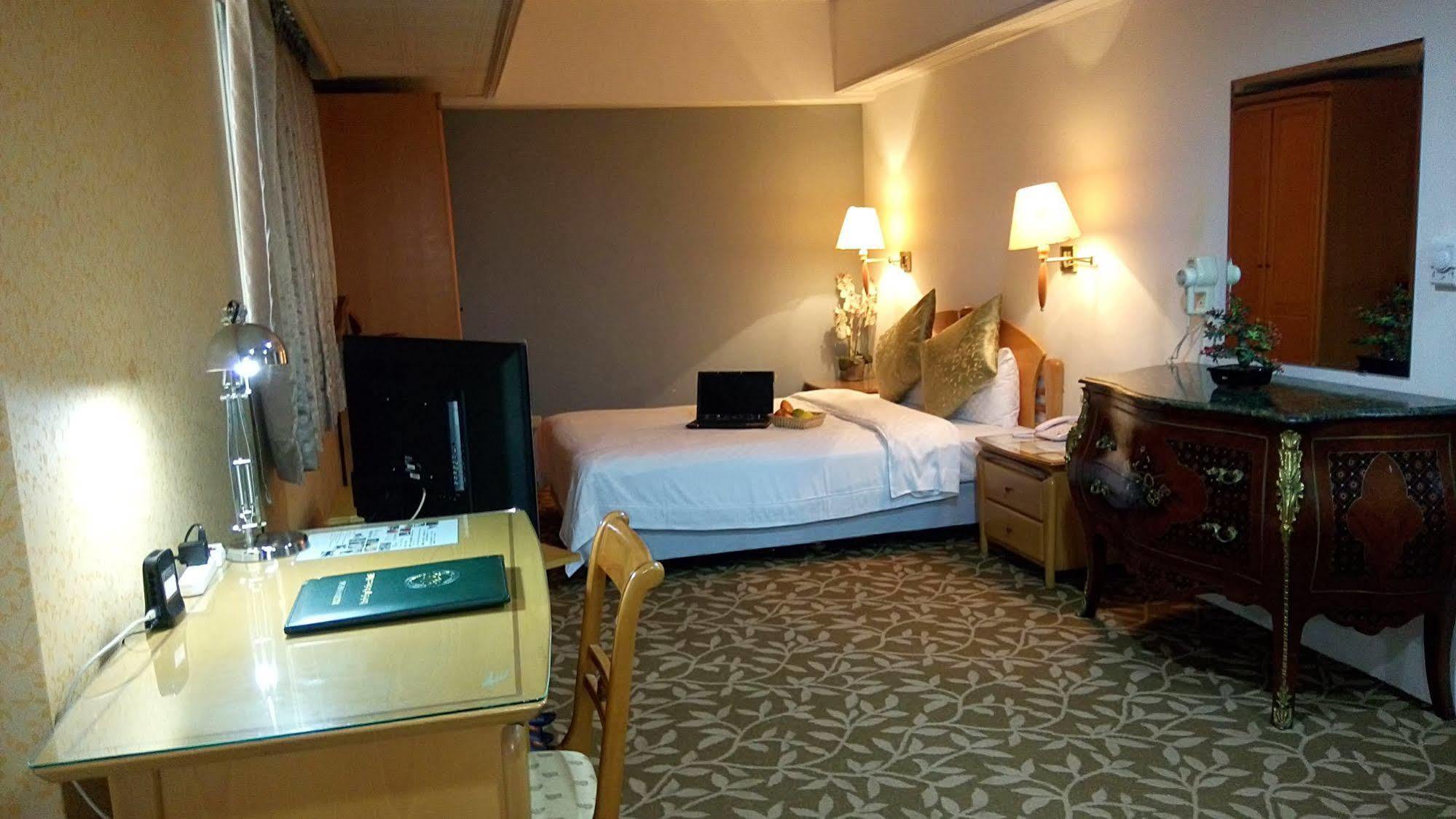 Berkeley Business Hotel Zhongzheng Хсинчу Сити Екстериор снимка