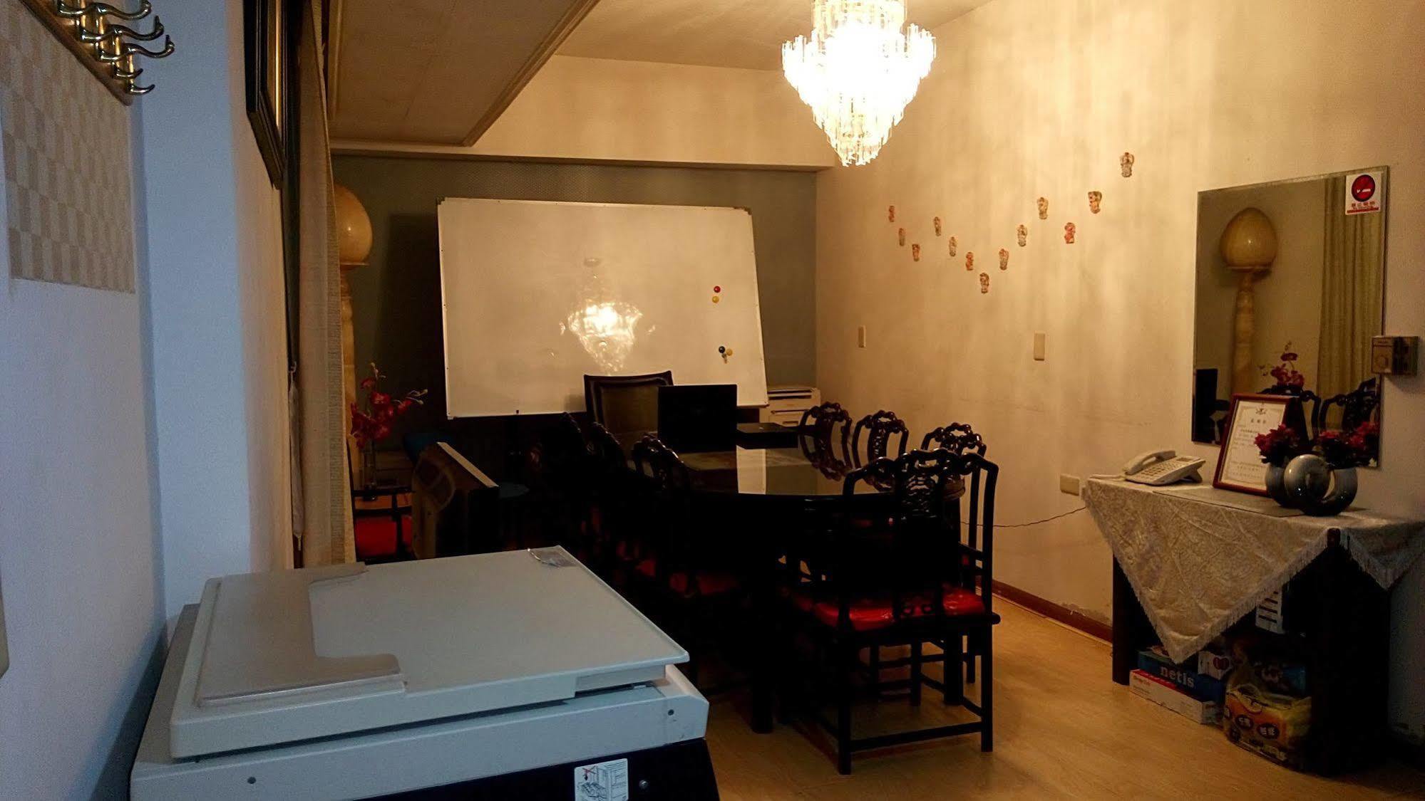 Berkeley Business Hotel Zhongzheng Хсинчу Сити Екстериор снимка