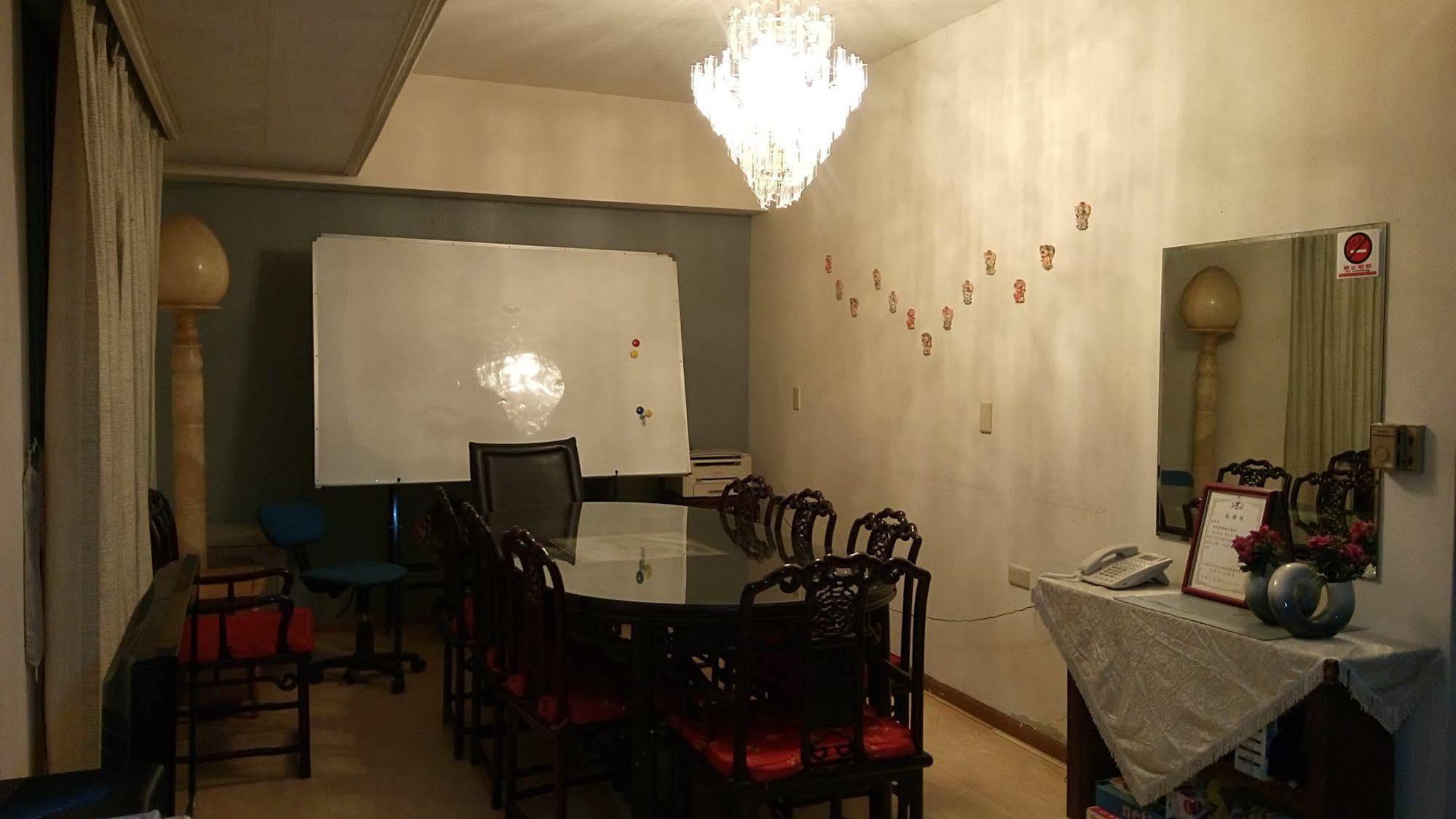 Berkeley Business Hotel Zhongzheng Хсинчу Сити Екстериор снимка